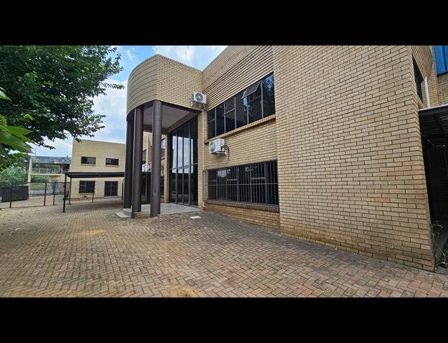 3,100M² WAREHOUSE FOR SALE IN JET PARK
